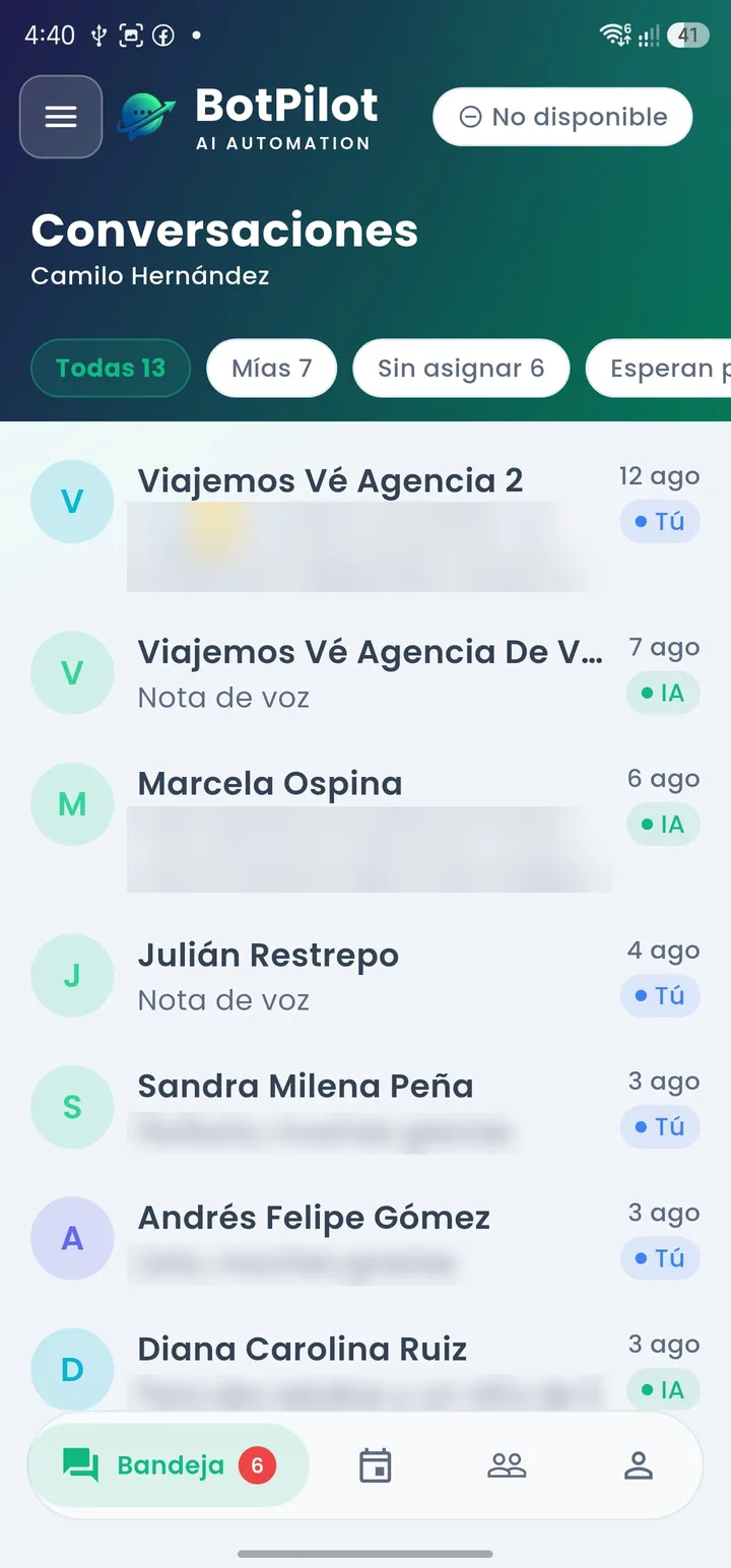 La aplicación móvil de BotPilot mostrando la bandeja de conversaciones